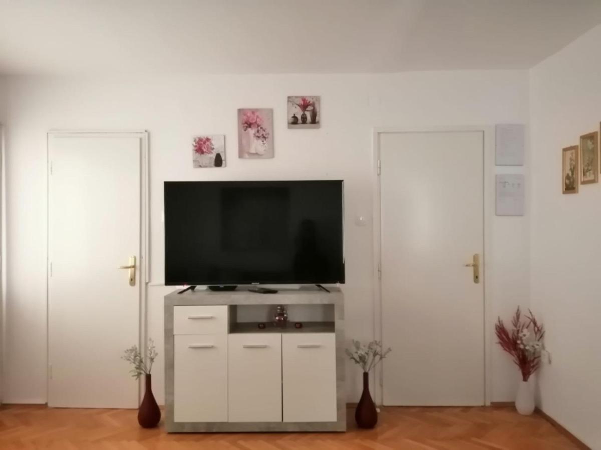 Apartment & Rooms Laura Brela Kültér fotó